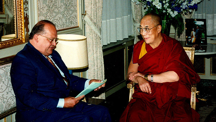 Его Святейшество Далай-лама с Премьер-министром Бельгии Жаном Люком Деэном в Брюсселе, Бельгия, 4 мая 1999 года.