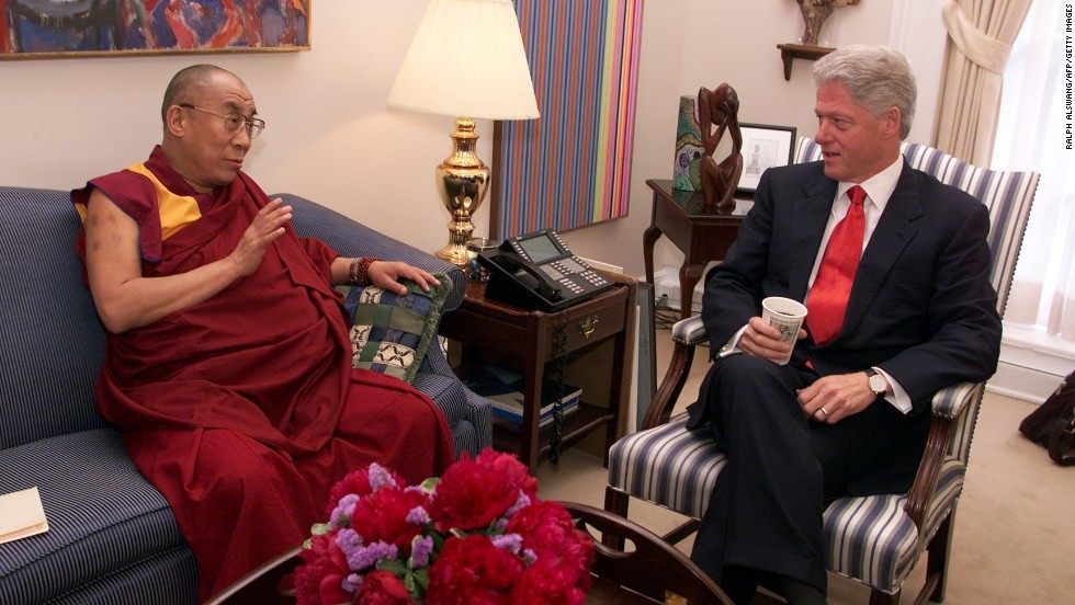 Его Святейшество Далай-лама на встрече с Президентом Биллом Клинтоном в Белом Доме в Вашингтоне, округ Колумбия, США 20 июня 2000 года. (Официальное фото Белого Дома)