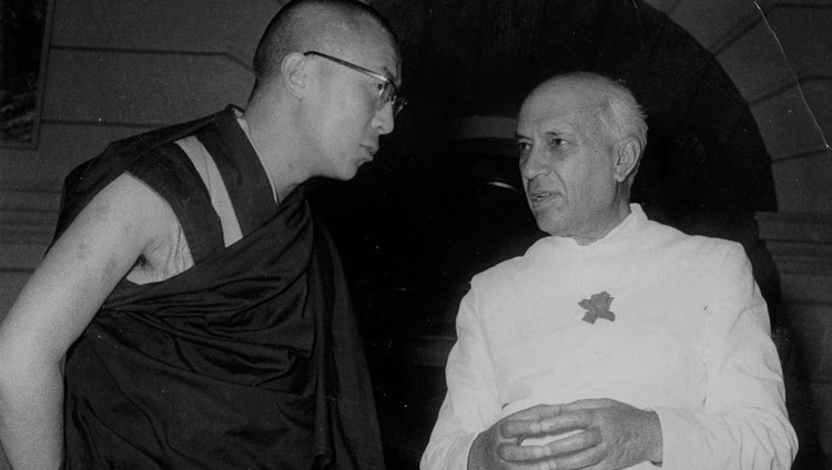 Его Святейшество Далай-лама XIV с премьер-министром Индии Джавахарлалом Неру в Нью-Дели (Индия) 6 апреля 1961 г.