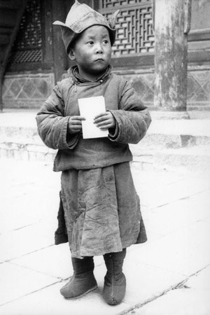 Его Святейшество Далай-лама в возрасте четырех лет в монастыре Кумбум в провинции Амдо в Восточном Тибете.