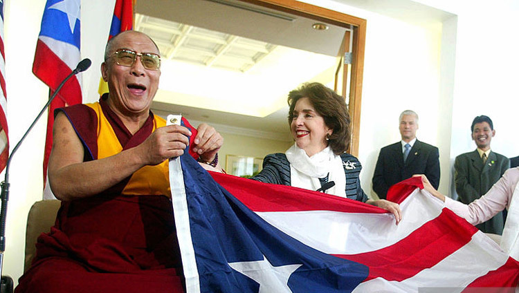 Его Святейшество Далай-лама с губернатором Пуэрто-Рико Силой Кальдерон в Сан-Хуане, Пуэрто-Рико, 23 сентября 2004 года.