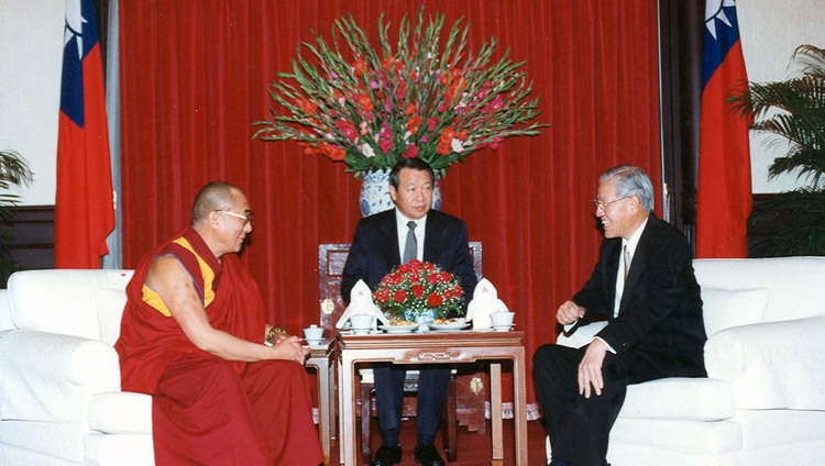 Его Святейшество Далай-лама встретился с Президентом Тайваня Ли Дэн Хуэем в Тайбэе, Тайвань, 27 марта 1997 года.