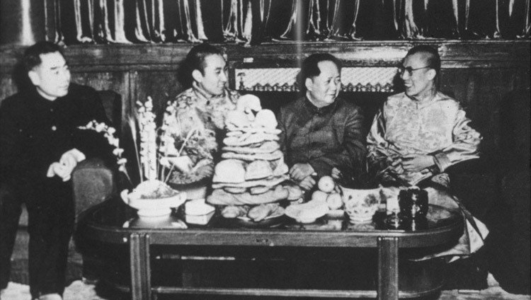 Чжоу Эньлай, Панчен-лама, Мао Цзэдун и Его Святейшество Далай-лама в Пекине в Китае в 1956 году. (Фото: Tibet Images)