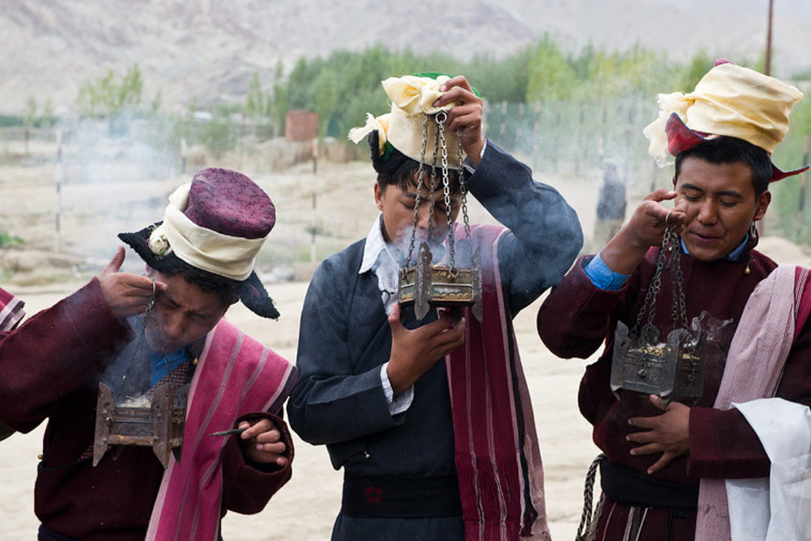 2010 09 13 12 Ladakhis Receiving Hh