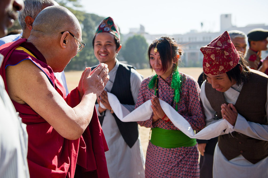Помощник духовного лица на востоке 4. Далай лама Непал. Индия Далай лама. Приветствие в Индии традиция. Этикет Индии.