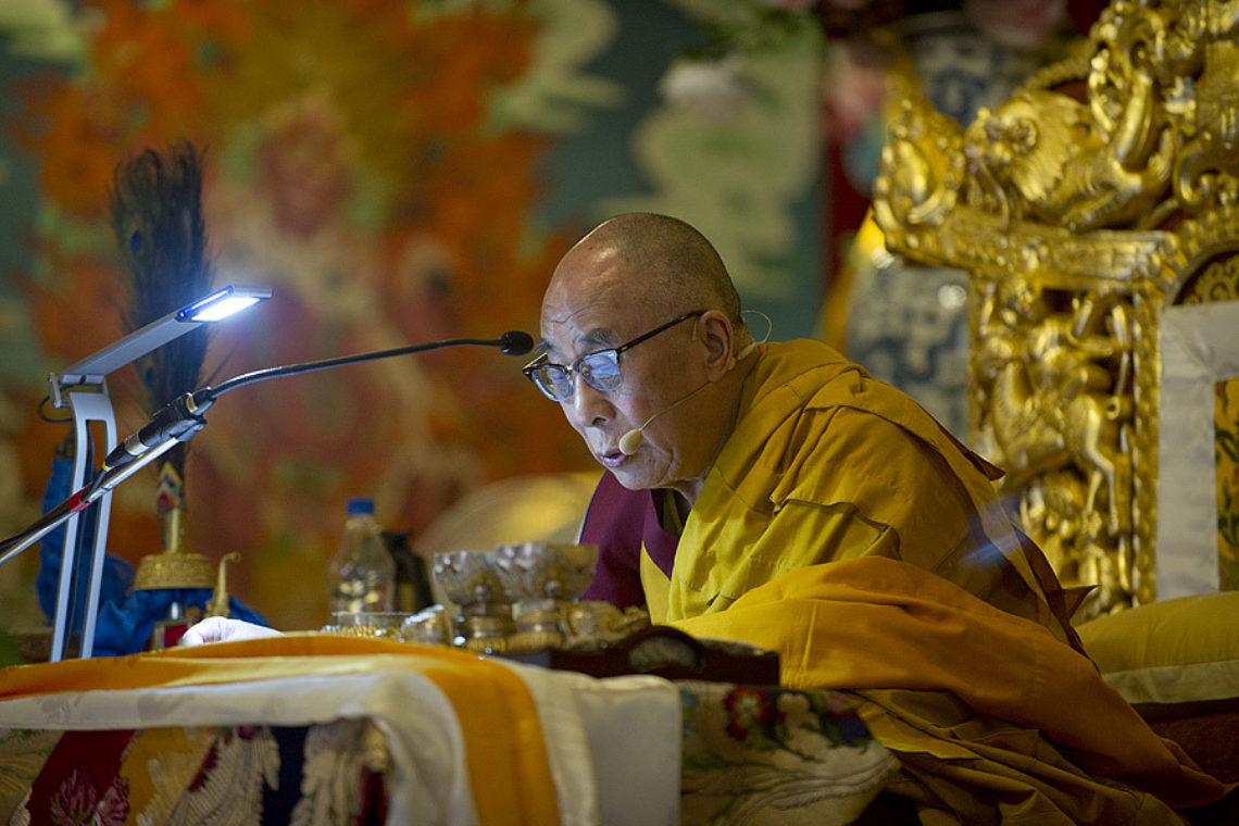 Ринпоче книга жизни. Его Святейшество Далай-лама 14. Правитель Тибета Далай лама. Лама карма Ринпоче Дзогчен. Амулет-сунгхор Далай лама.