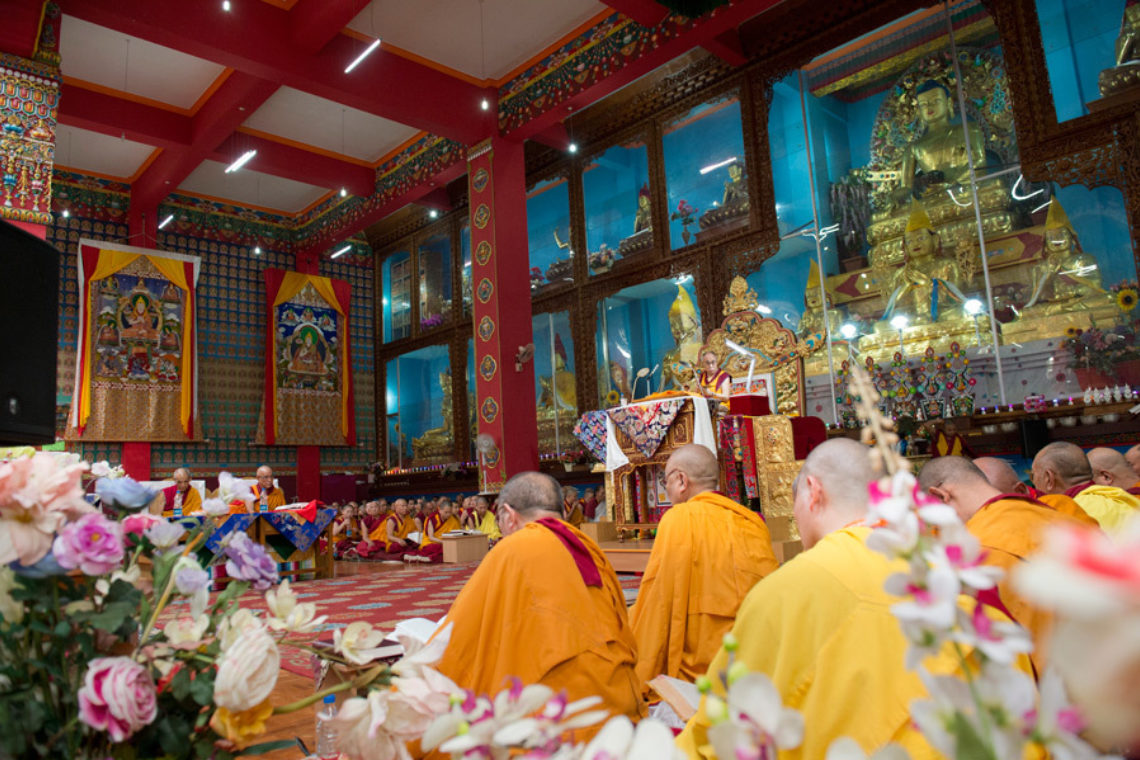 Праздники будды. Праздник Будды Шакьямуни. День рождения Будды Шакьямуни. Элиста храм Будды Далай лама. Золотая обитель Будды Шакьямуни Далай лама.