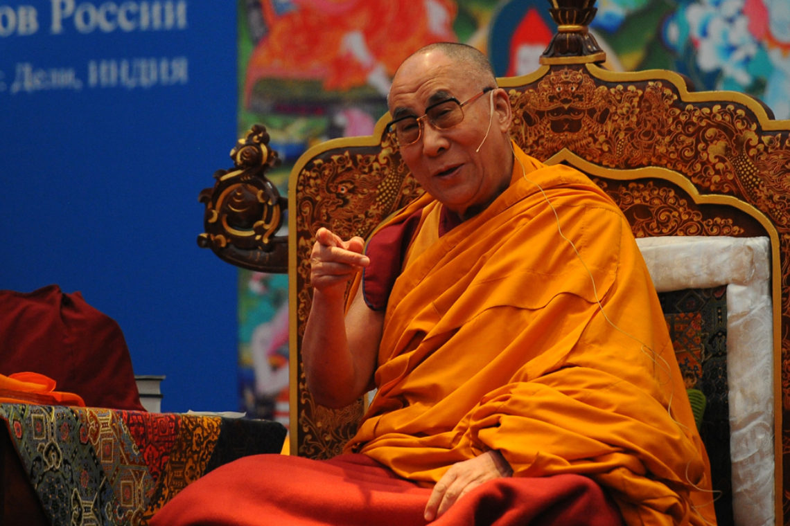 Что такое буддисты. Лама зурхачин. Костюм Далай ламы. Тибетские ламы Будда. Буддийский монах лама.