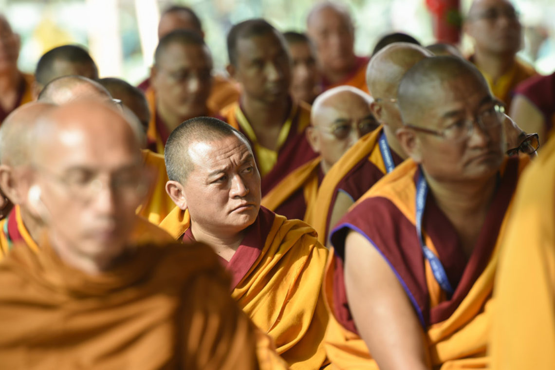 Головные уборы буддийских монахов на день Калачакры. Статуя Калачакры. Тибетский хор слушать