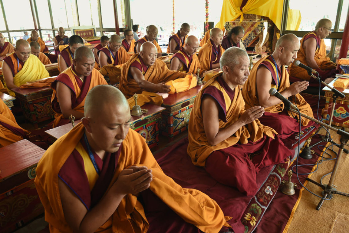 Буддисты это кто. Будда дхарма Сангха. Школы буддизма философия Индии. Школа буддизма Махаяны. Религиозные учения буддизм.