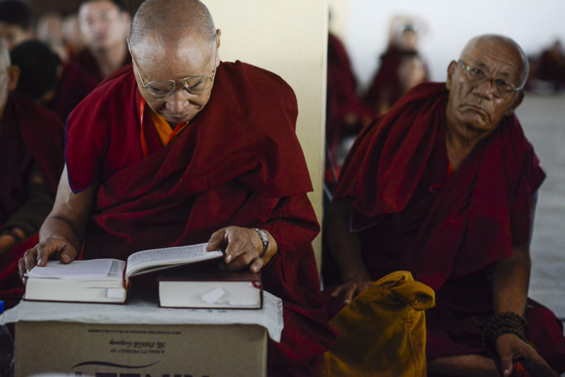 Слушать монах. Далай-лама XIV семья. Далай лама 11. Бальзамирование Далай-ламы. Далай лама прямая трансляция.