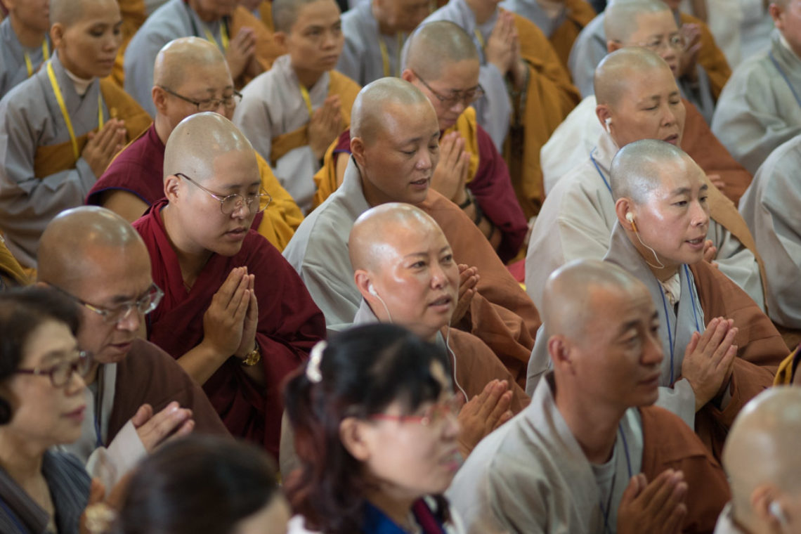 Буддисты это кто. Учения Далай ламы. Учения Далай ламы в Дхарамсале 2023. Учения Далай ламы слушатели. Белый европеец буддист.