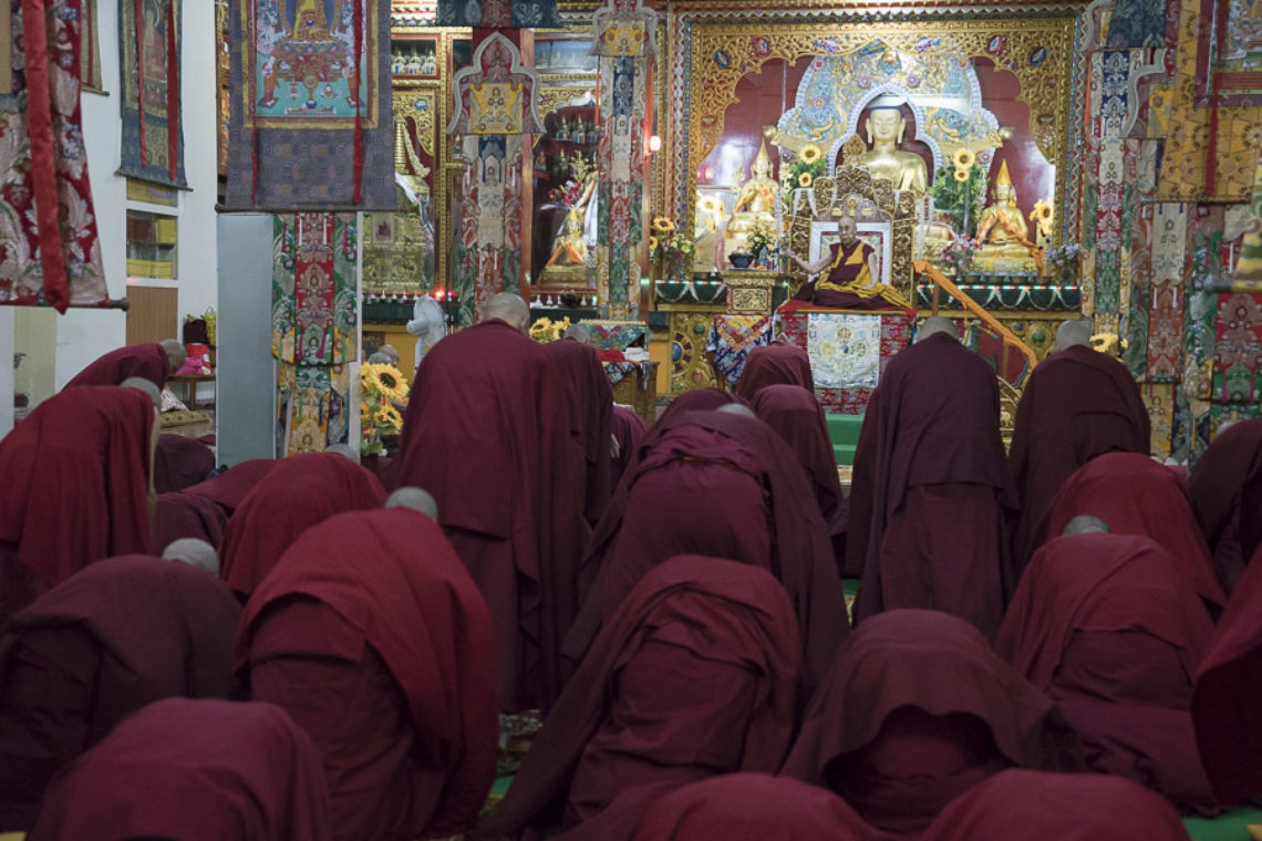 Священный обет. Монастырь Дрепунг. Монашеский обет Тибет. Храм обетов лиурнии. Картинки православных монахов внутри храма.