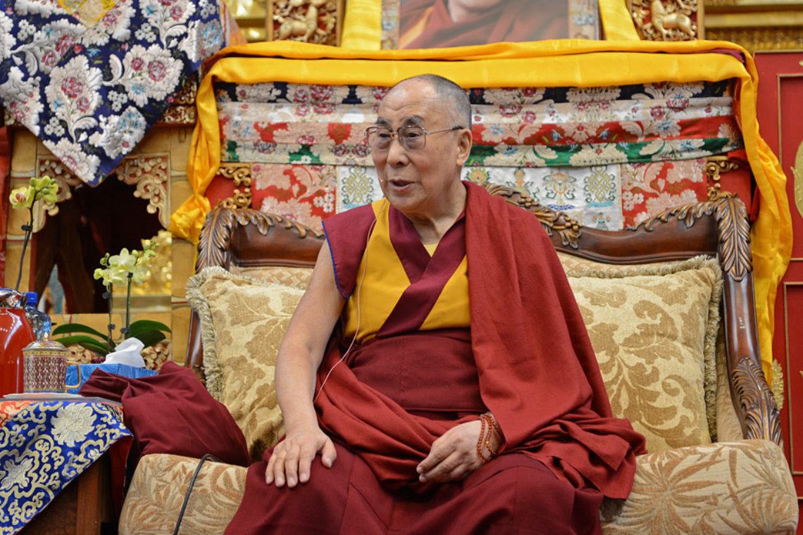 Буддисты это кто. Его Святейшество Далай-лама 14. Буддийские храмы Далай лама. Махаяна ламы. Одеяние Далай ламы эоисьа.