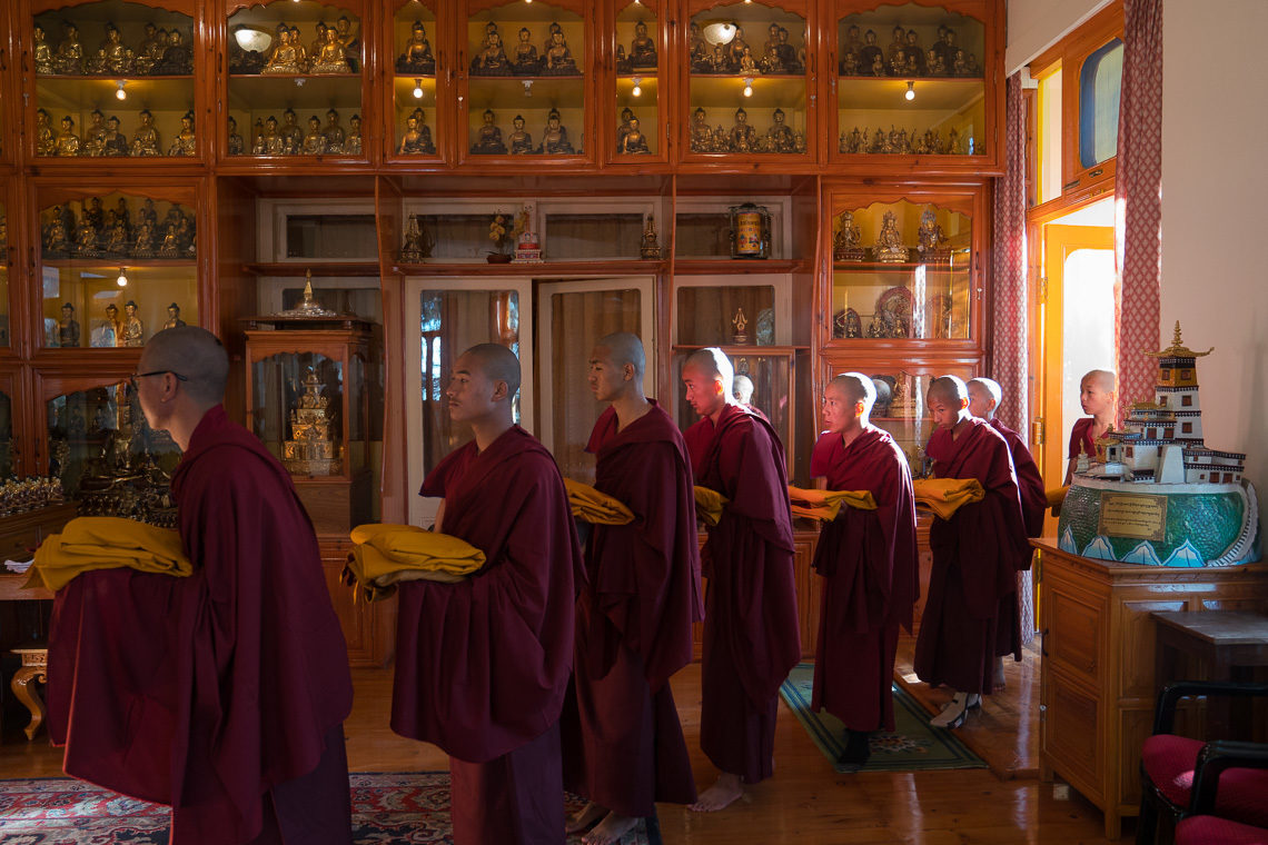 Дхарамсала резиденция Далай. Монашеский обет Тибет. Обет у родителей Индонезия. Священный обет