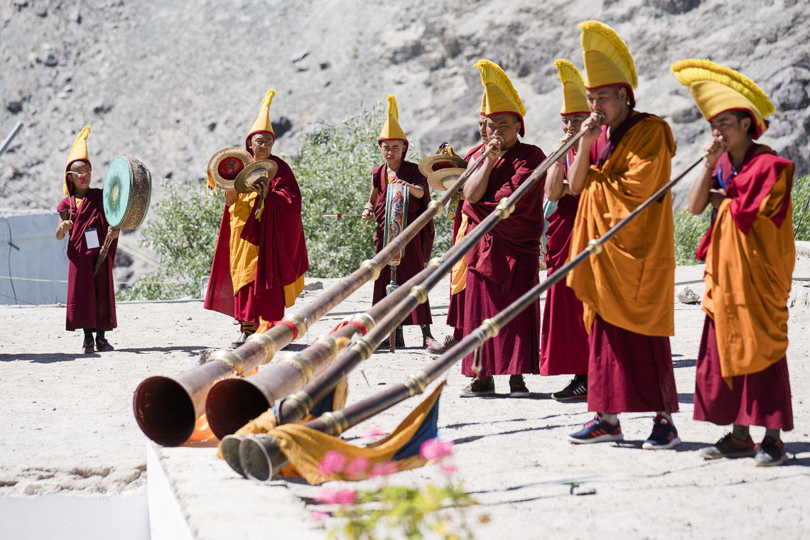Тибетские горловые монахи. Тибет монахи музыкальный инструмент. Тибетские трубы дунгчен. Желтошапочники Тибет. Буддийские монахи тибетские трубы.