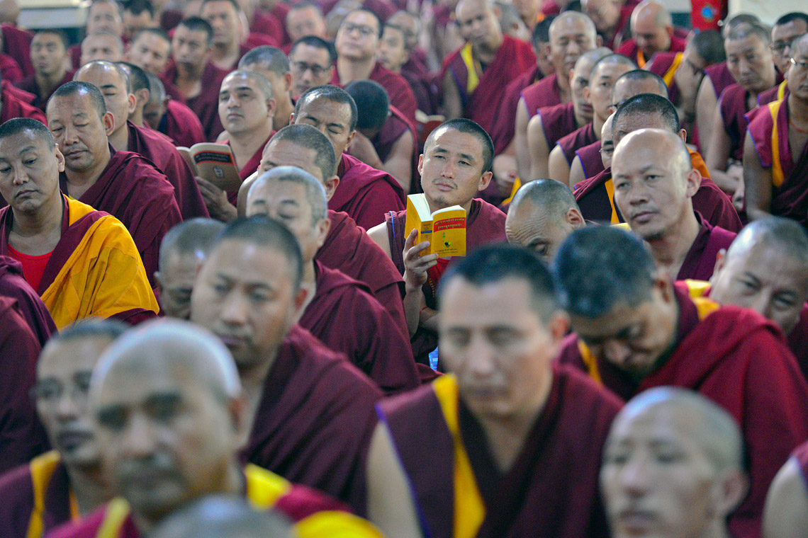 Слушать монах. Лама в монастыре. Буддийский лама в женской колонии. Монахи СЛУШАЮТ. Учение слушать.