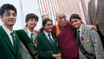 Выступление Далай-ламы в школе для детей из неблагополучных семей Шикша Кендра (Дели, Индия)