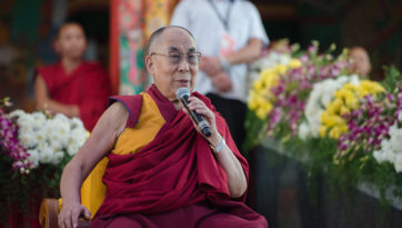 Встреча с иностранными паломниками в монастыре Ташилунпо