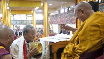 Подношение молебна о долголетии в Дхарамсале