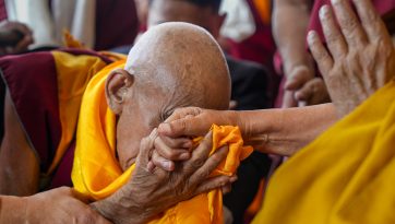 Далай-лама благословил пожилых монахов