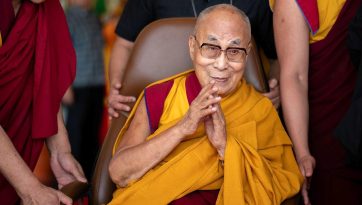 Далай-лама благословляет пожилых и немощных