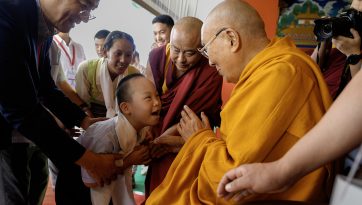 Далай-лама благословил детей из реабилитационного центра  «Каруна»