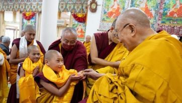 Церемония дарования монашеских обетов в Дхарамсале