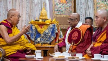 Подношение Его Святейшеству Далай-ламе священной реликвии Будды