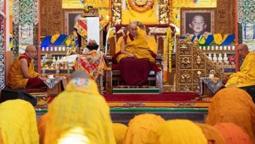 Далай-лама дарует полные монашеские обеты